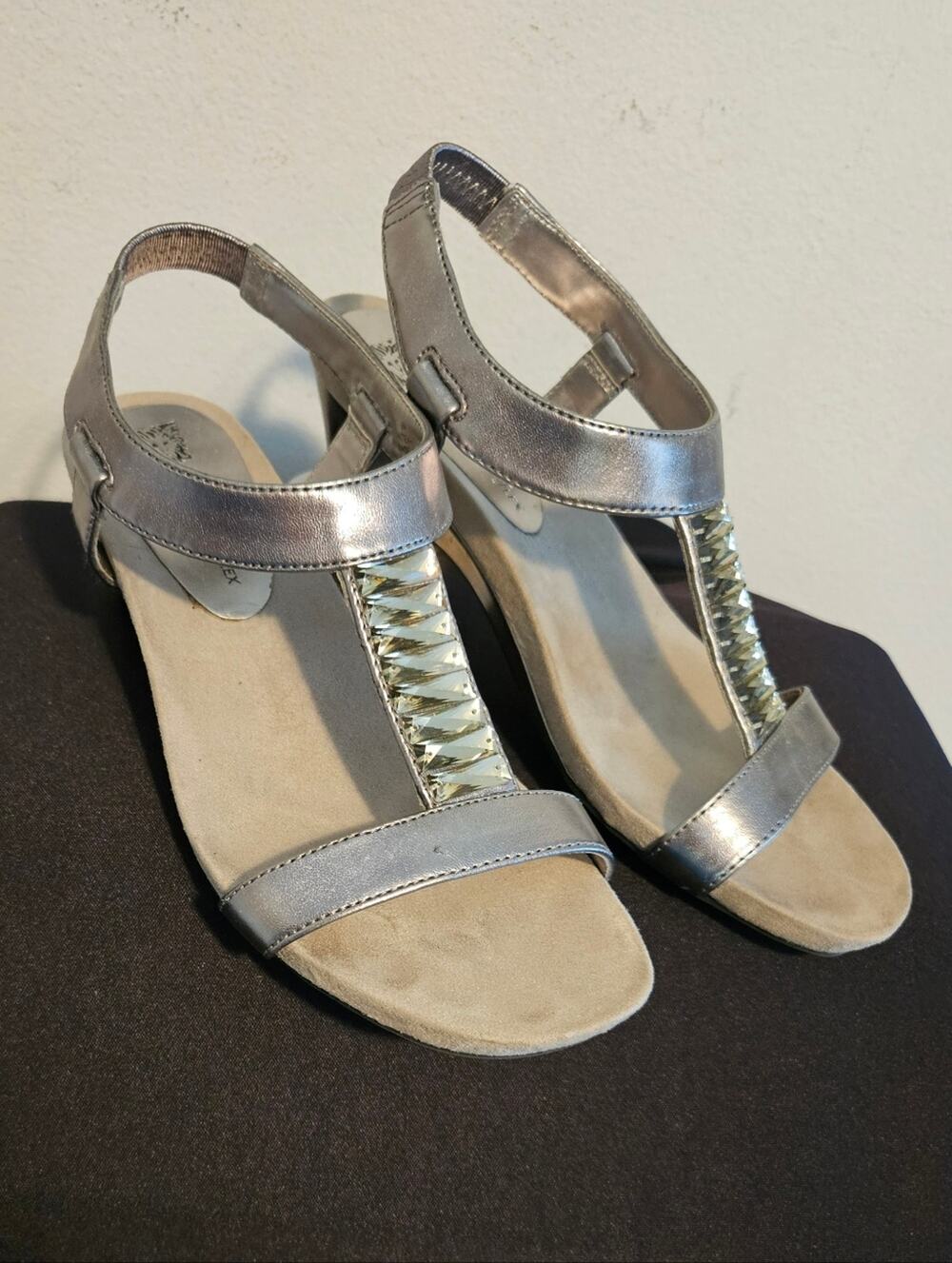 ANNE KLEIN iFlex sandal Woman's silver metallic strappy sandal size 6